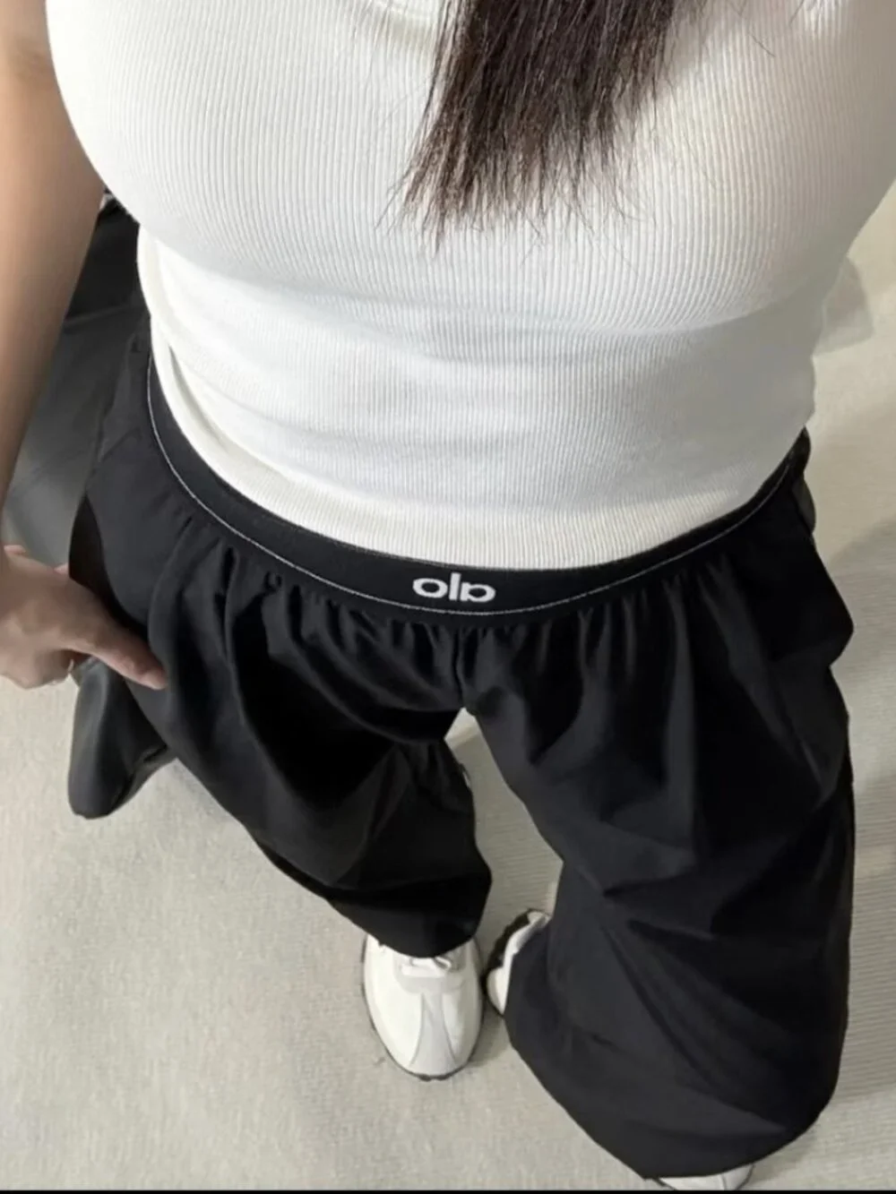 Medium Alo Yoga Black Relaxed Fit Pants-Minimal Effort, Maximum Style Regular🎊 - Picture 7 of 7